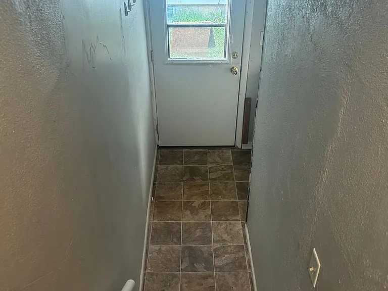 239 Park St W — Photo 13