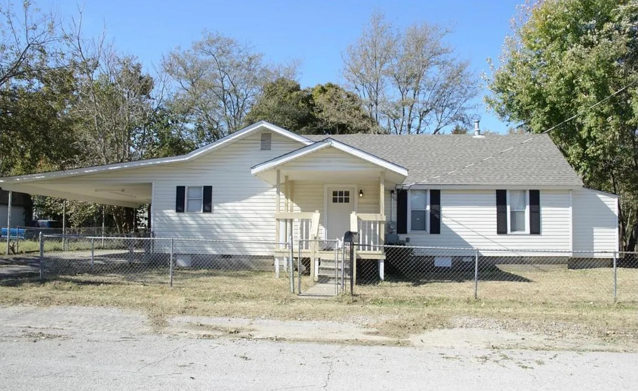 3 bed, 1328 sqft, $1,450 — Photo 1