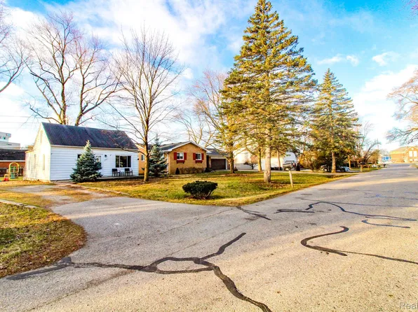 19661 Hilton Dr, Southfield, MI 48075