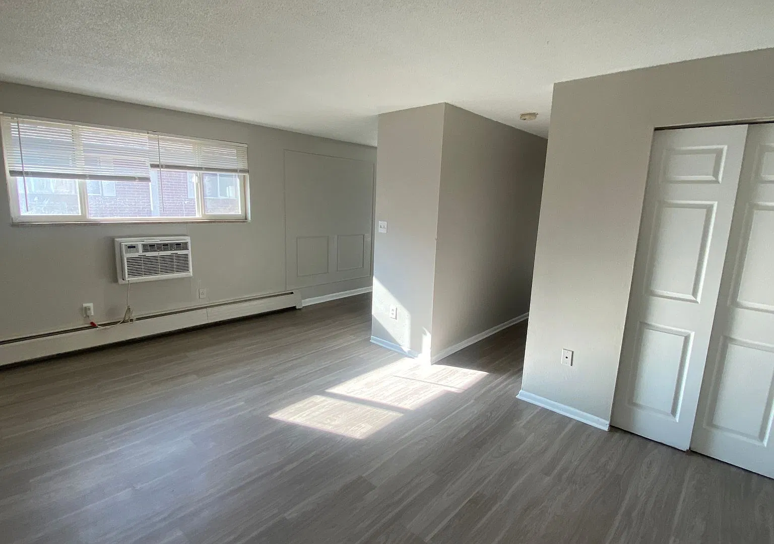 Updated 1 bed, 1 bath Apartment in Aurora! Move in Special ! — Photo 2