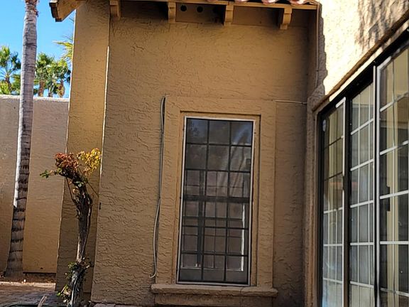 Front courtyard with firepit