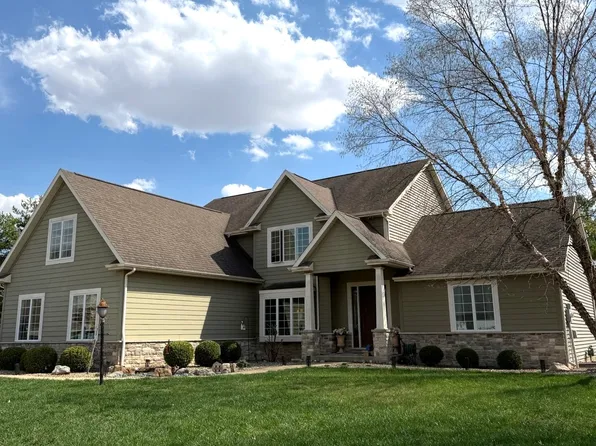 1809 E West Lake Dr, Mahomet, IL 61853