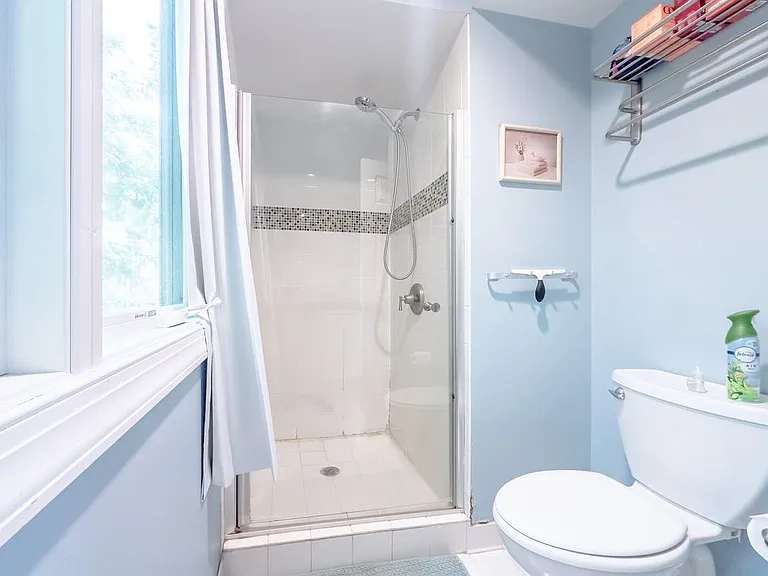 116 Montrose Ave #D — Photo 9