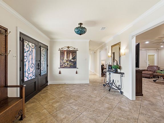 3rd image of 2000 Lakehill Ct