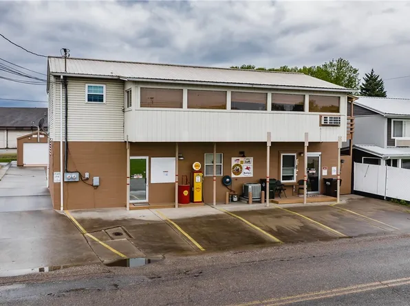 209 Lee St, Belpre, OH 45714