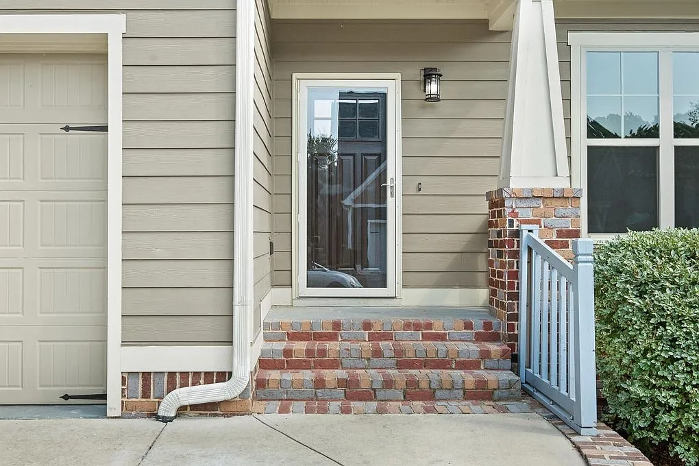 3 bed, 2167 sqft, $2,400 — Photo 2