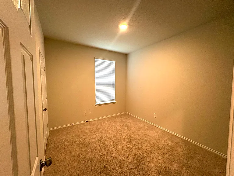 10223 Crossbuck — Photo 8