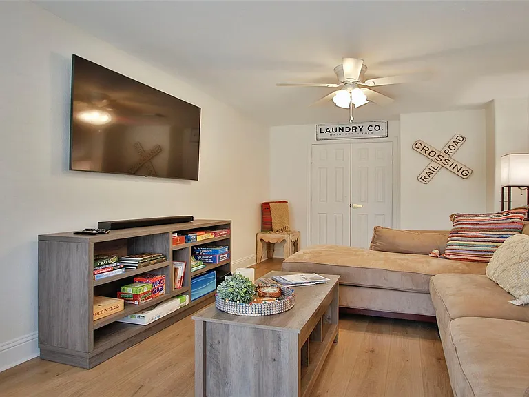 1518 Sabine St — Photo 15