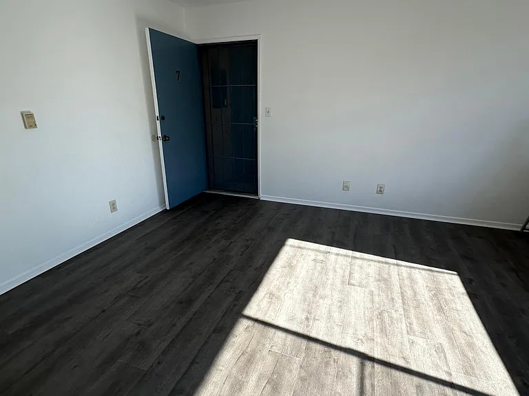 4201 McLaughlin Ave #7 — Photo 8