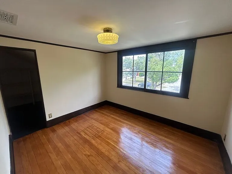 514 E Howard St — Photo 15