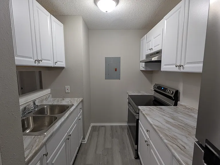 1104 E 13th St #1B1B — Photo 2