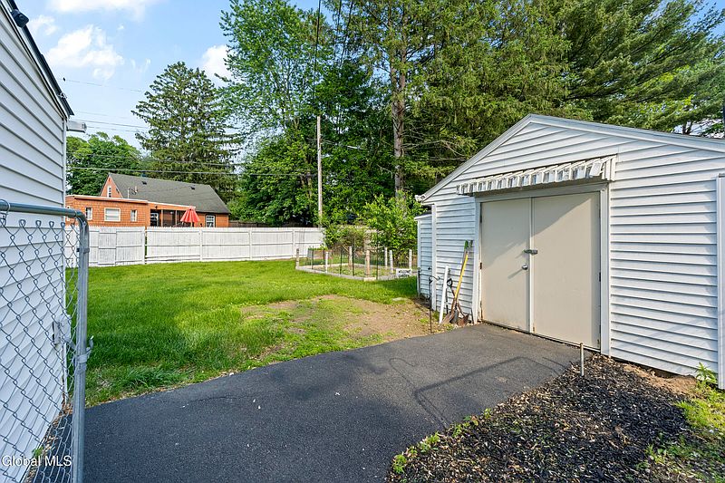 3rd image of 1054 Outer Drive
