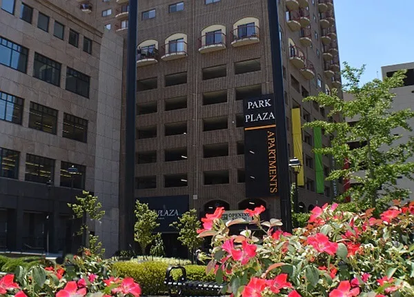 Park Plaza Apartments — Photo 2