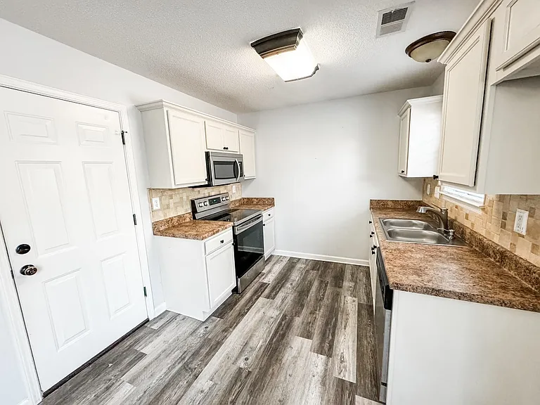 1645 Sawmill Creek Ln — Photo 5
