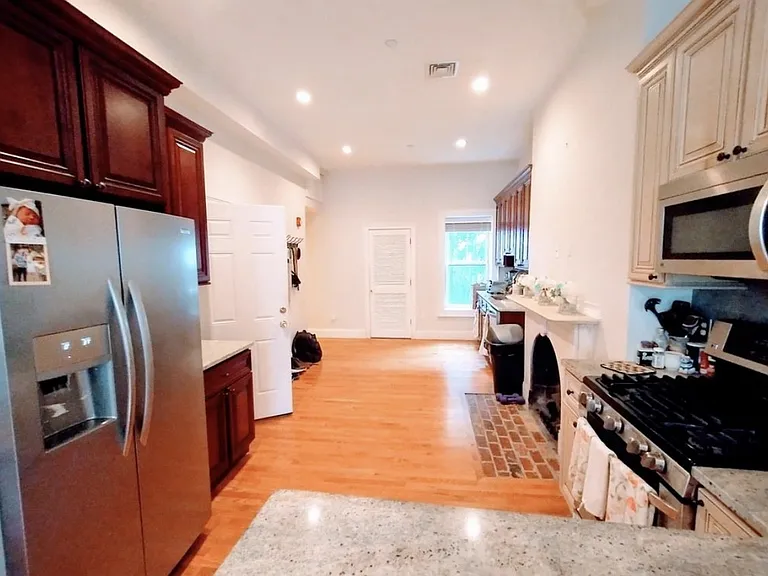 518 E Broadway #3 — Photo 2