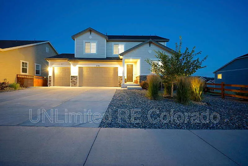 5 bed, 4.5 bath, 3976 sqft, $3,750 — Photo 2