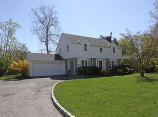 6 Canterbury Ln, Roslyn Heights, NY 11577