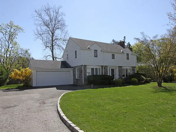 6 Canterbury Ln, Roslyn Heights, NY 11577