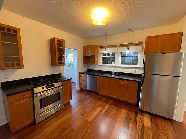 2741 Burlington Ave N — Photo 13