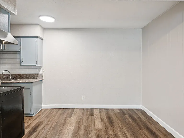 Loft on Louise — Photo 37