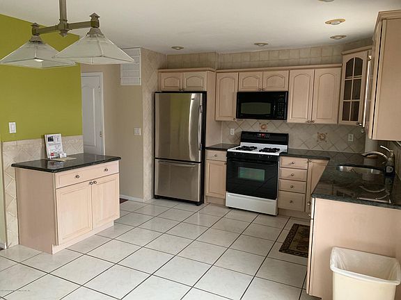 4th image of 18 Watkins Ave