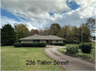 236 Tabor St, Central, SC 29630