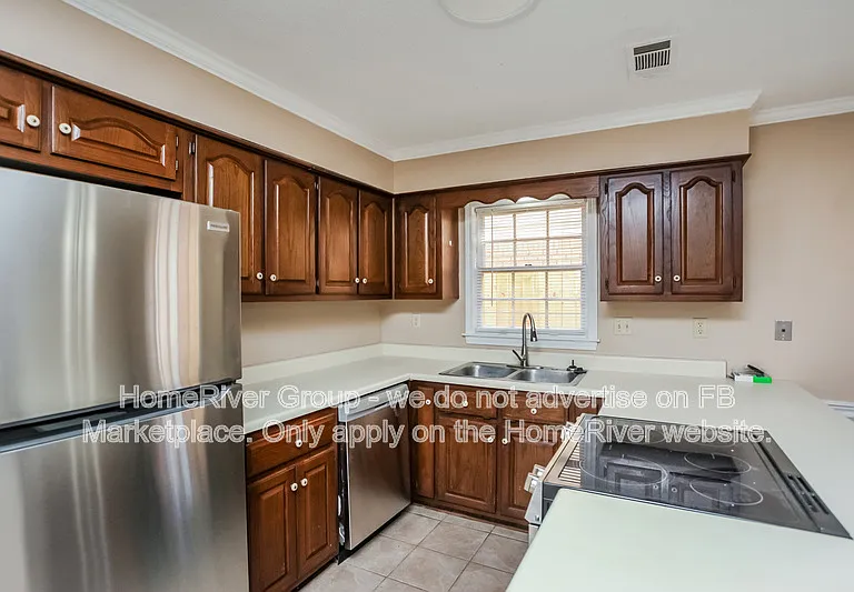 2426 Lake Edge Dr — Photo 8