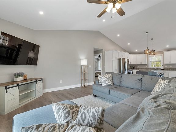 3rd image of 85 Kennybeck Ct