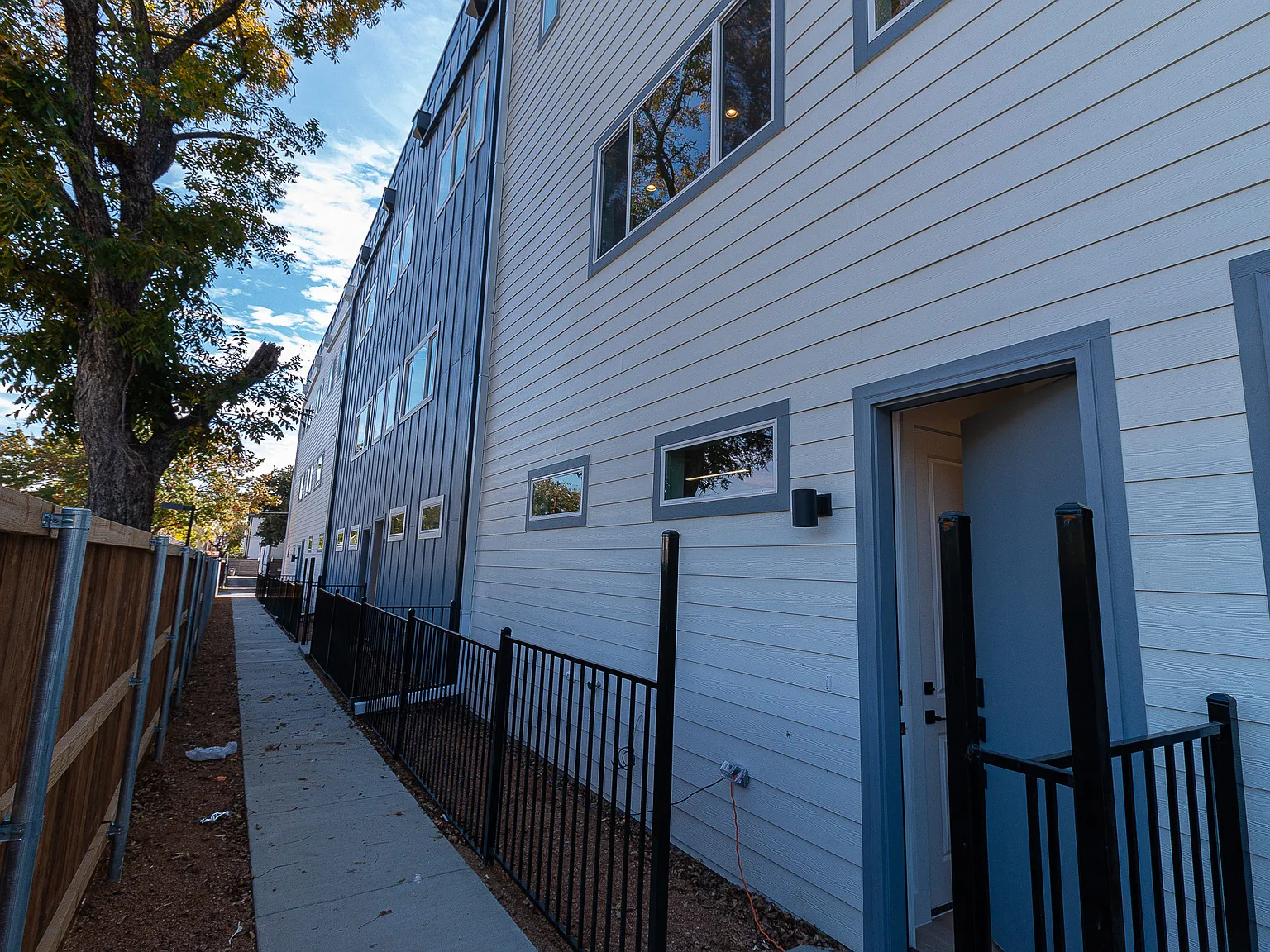 2 bed, 1425 sqft, $2,575 — Photo 2