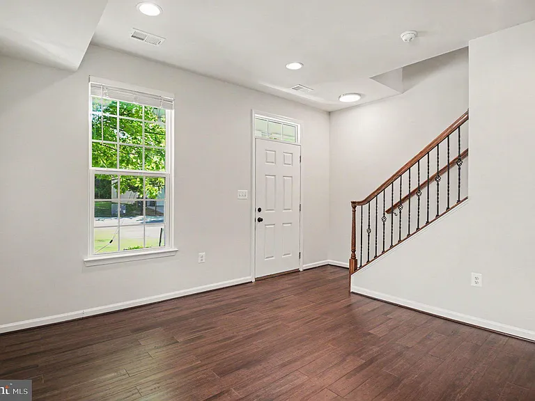 1643 Dorothy Ln — Photo 3