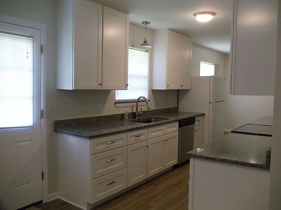 5th image of 734 Bradford Dr