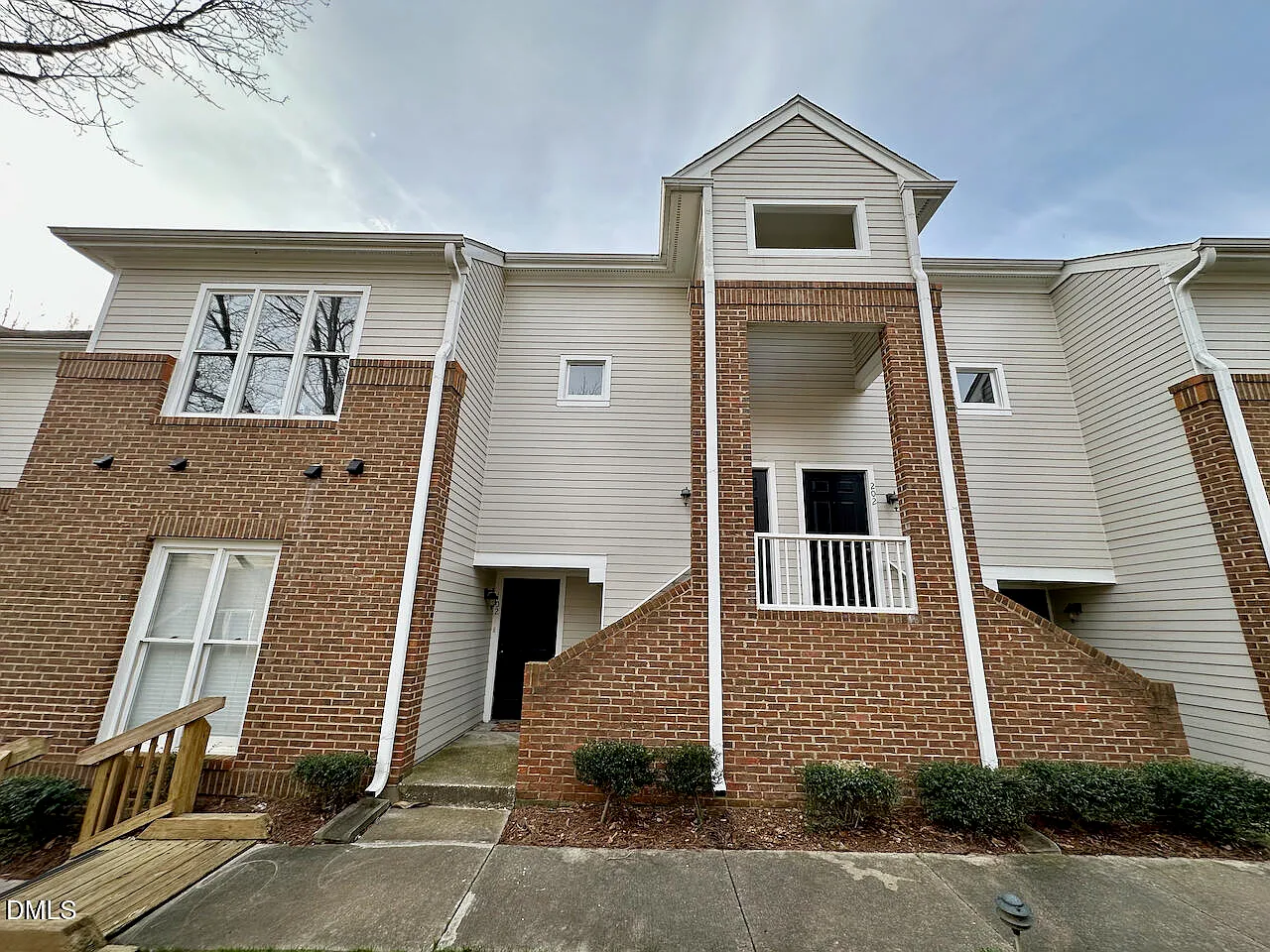2 bed, 2.0 bath, 987 sqft, $2,200 — Photo 1