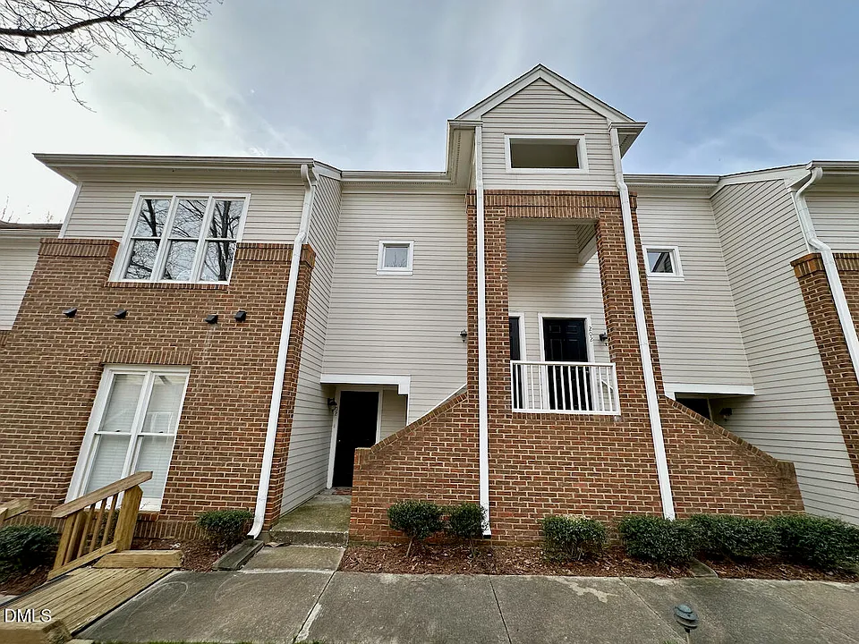 1050 Washington St #201