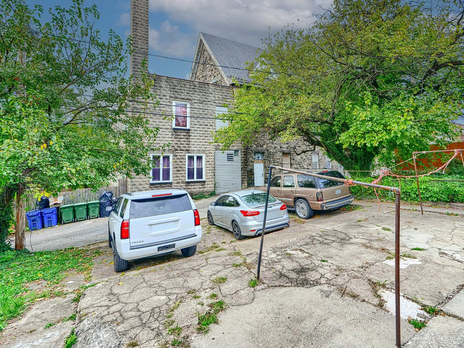 2 Bed / 1 Bath Apartment - Coldstream-Homestead-Montebello — Photo 2