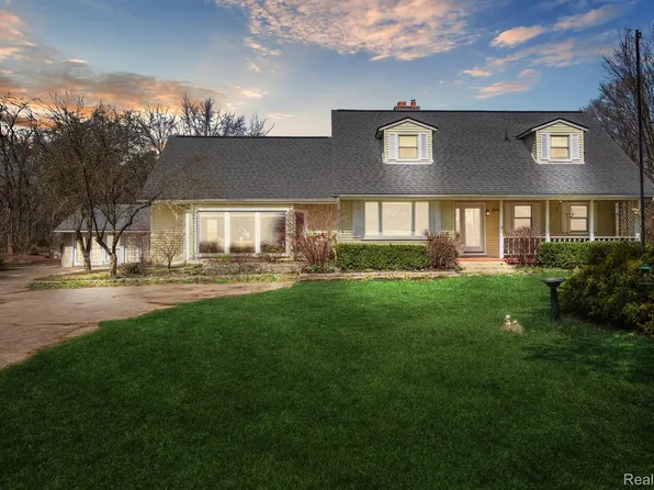 3130 Bel Aire Dr, Highland, MI 48357