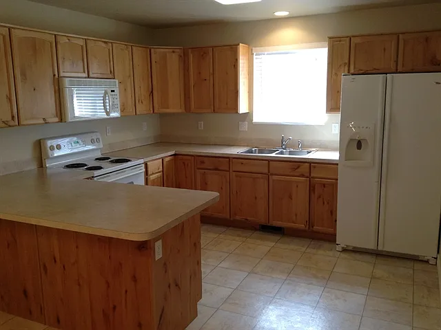 6 bed, 3.0 bath, 2400 sqft, $2,745 — Photo 2