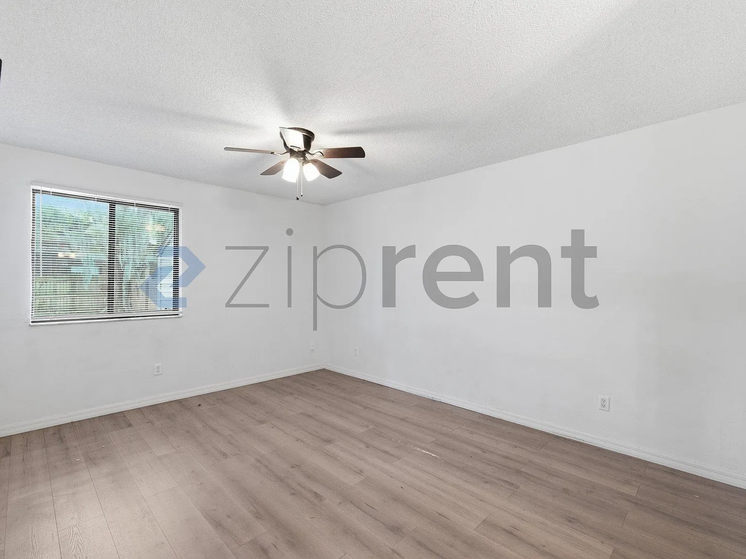 2 bed, 912 sqft, $1,350 — Photo 1