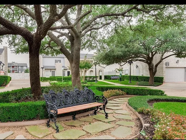 Regency Square Ct — Photo 10