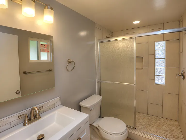 826 Alberta Ave — Photo 11
