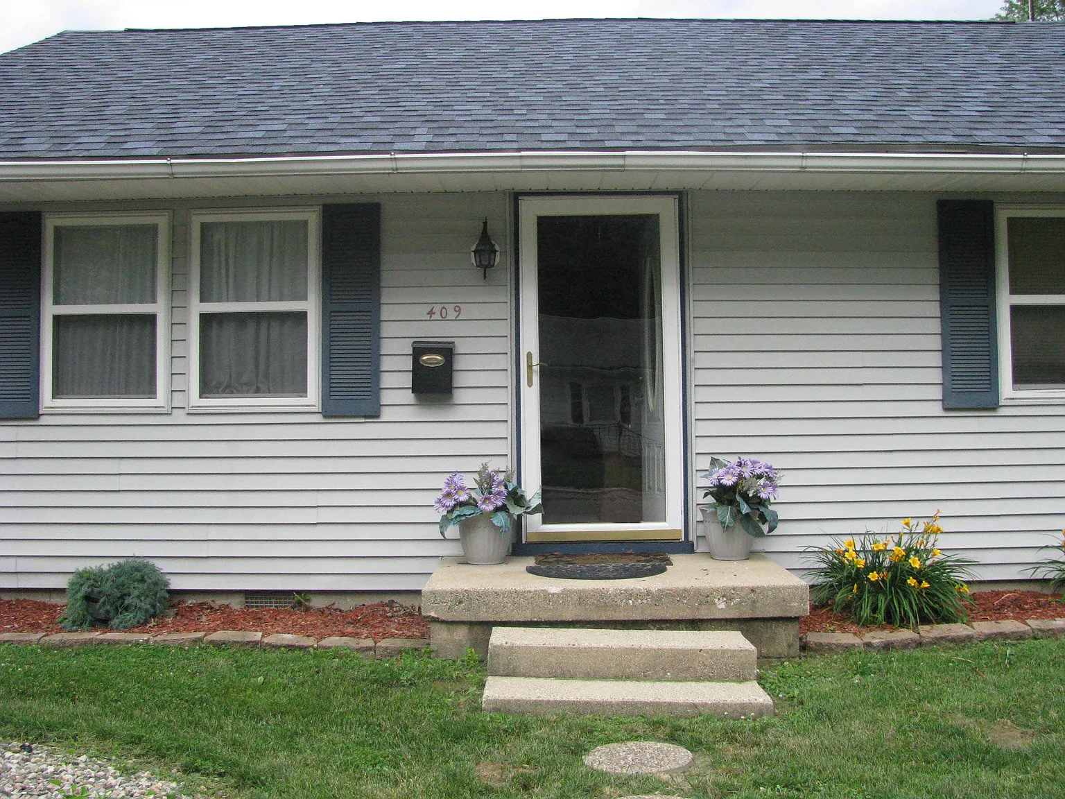 409 Voorhees St photo 1