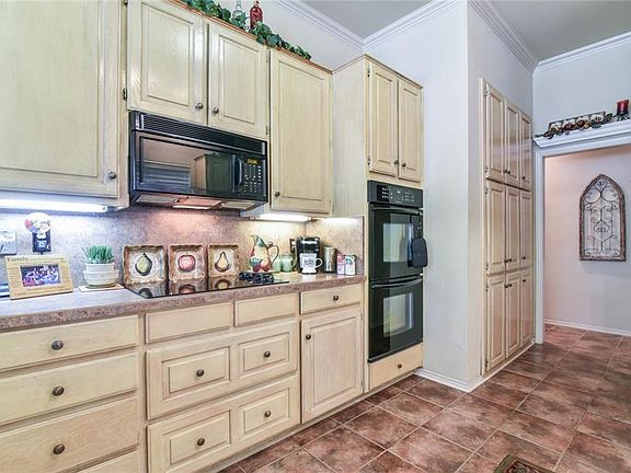 4th image of 2209 Twin Elms Dr
