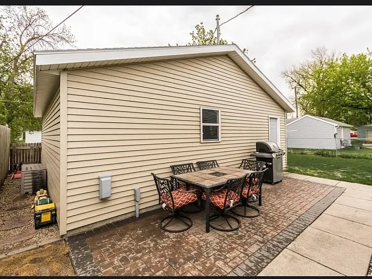 137 Columbia Ct — Photo 6