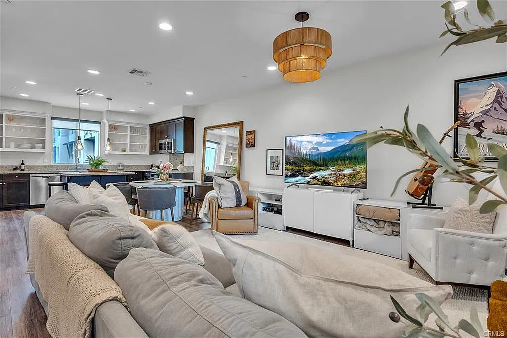 3 bed, 1562 sqft, $3,300 — Photo 3