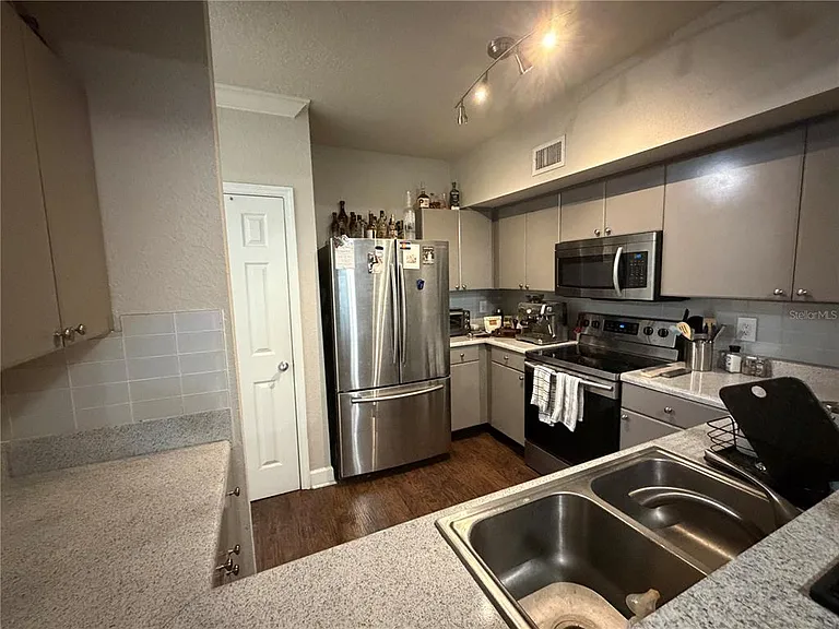 204 E South St #1053 — Photo 11