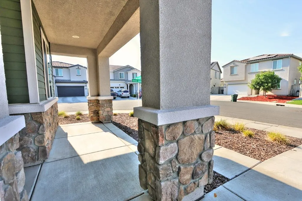 4 bed, 2213 sqft, $3,550 — Photo 3