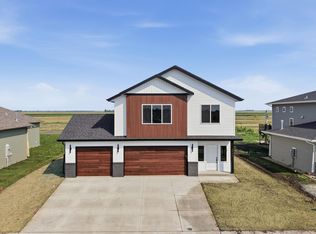 8446 61st St S, Horace, ND 58047