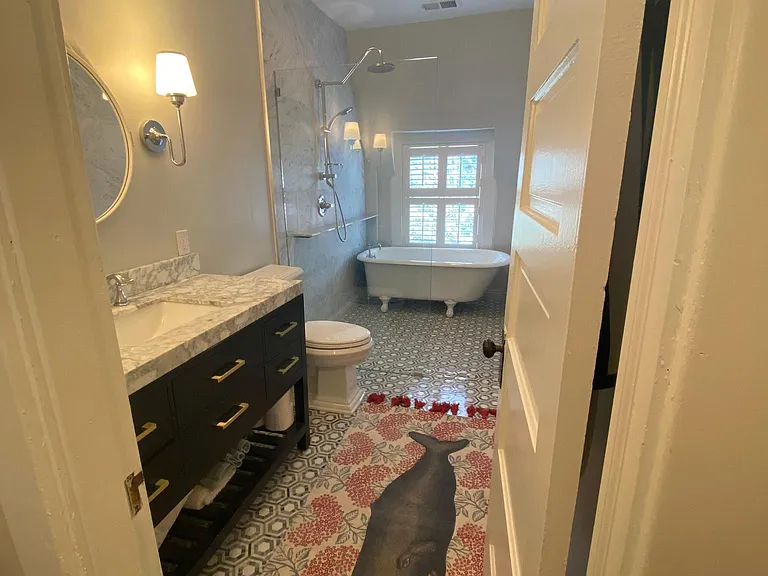 3rd floor hallway full bathroom