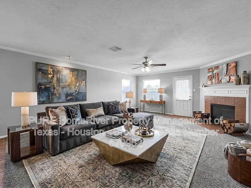 4 bed, 2.5 bath, 2796 sqft, $2,075 — Photo 2