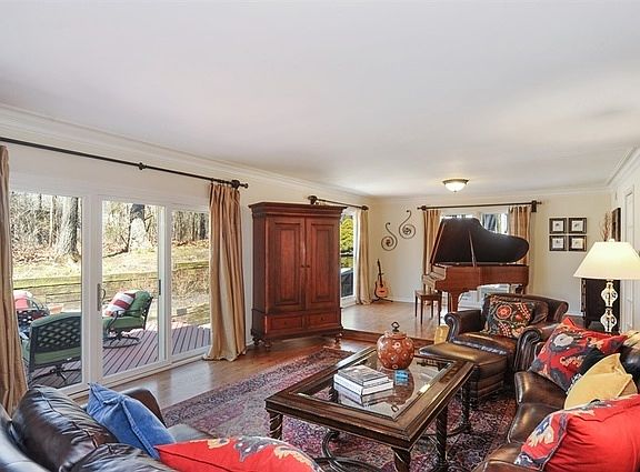 3rd image of 170 Norwich Ct