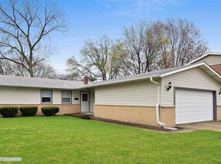 1413 S Redwood Dr, Mount Prospect, IL